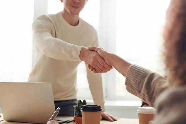 Comment les entreprises d'entretien d'espaces verts peuvent-elles utiliser des applications mobiles pour renforcer l'engagement client ?