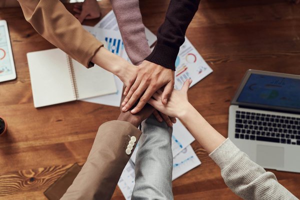 Quels sont les avantages de l'intégration de systèmes ERP pour les petites entreprises de distribution ?